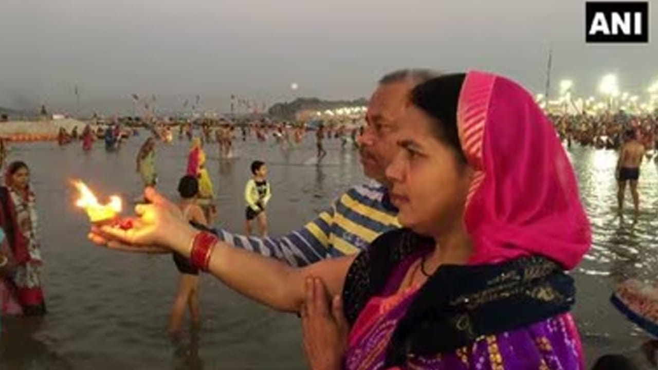 గంగా దసరా పండుగ సందర్భంగా గంగా ఘాట్లన్నీ పువ్వులు, రంగురంగుల దీపాలతో అలంకరిస్తారు. సాయంత్రం, హారతి ఇచ్చి భక్తులు నీటిలో దీపాలు సమర్పించే సమయంలో, ఈ ఘాట్ అందం వర్ణనాతీతంగా ఉంటుంది. సంధ్యా సమయం కాగానే, వేలాది మంది భక్తులు ఆకులపై చిన్న దీపాలను, పువ్వులను ఉంచి వాటిని నదీ ప్రవాహాలలోకి వదులుతారు. ఈ ఆచారాన్ని దీపదానం అంటారు. ఆ దృశ్యం మనోహరంగా ఉంటుంది. చీకటిలో తేలియాడుతున్న ఆ లెక్కలేనన్ని దీపాలు, ఆకాశంలోని నక్షత్రాలన్నీ గంగామాత ఒడిలో పడి నీటిలో మినుకుమినుకుమంటున్నట్లుగా కనిపిస్తాయి.