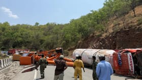 క్రేన్‌నే బోల్తా కొట్టించిన గ్యాస్ ట్యాంకర్.. అసలు మ్యాటర్ ఏంటంటే