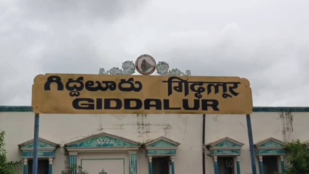 గత రెండు రోజుల నుంచి తెలుగు రాష్ట్రాల్లో వానలు బాగా పడుతున్నాయి వీటితో పాటు గాలి కూడా విపరీతంగా వస్తుంది. ఆ దెబ్బకు చెట్లు నేలకొరుగుతున్నాయి కొన్ని చోట్ల కరెంట్ కూడా నిలిచిపోయింది. మార్కాపురంజిల్లాలో గాలిదుమారంతో కూడిన వర్షం బీభత్సం సృష్టించింది.
