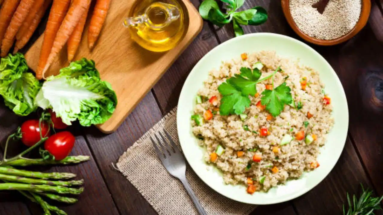 రుచికరమైన సర్వింగ్ చిట్కాలు (Serving Tips): ఉడికించిన క్వినోవాలో సన్నగా తరిగిన కీరా, టొమాటో, ఉల్లిపాయలు, కొత్తిమీర, నిమ్మరసం, కొద్దిగా మిరియాల పొడి కలిపి హెల్తీ సలాడ్‌గా తీసుకోవచ్చు. లేదంటే, సాధారణ రైస్ లాగే దీనిని కూడా రకరకాల కూరగాయలు (క్యారెట్, బీన్స్, బఠానీలు) వేసి పోపు పెట్టుకుని ఉప్మా లేదా పులావ్ లాగా తయారుచేసుకోవచ్చు. అన్నానికి బదులుగా ఉడికించిన క్వినోవాలో పెరుగు, తాలింపు వేసుకుని తింటే చలవ చేయడమే కాకుండా రుచిగా ఉంటుంది. ఆరోగ్యకరమైన ప్రయోజనాలు ఉన్న ఈ క్వినోవాను మీ రోజువారీ ఆహారంలో చేర్చుకుని ఫిట్‌గా ఉండండి!