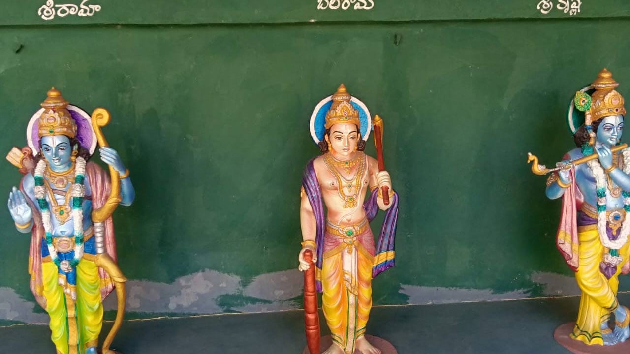 ప్రశాంతమైన వాతావరణం, పచ్చని ప్రకృతి ఒడిలో విరాజిల్లుతున్న ఈ మదనగోపాలస్వామి ఆలయం పర్యాటక పరంగా కూడా ఎంతో ప్రాముఖ్యతను సంతరించుకుంది. ఆధునిక కాలంలోనూ తన ప్రాచీన వైభవాన్ని కోల్పోకుండా, చరిత్రను మరియు భక్తిని మేళవించిన ఈ క్షేత్రం నేటి తరానికి ఆనాటి రాజుల వైభవాన్ని, సంస్కృతిని పరిచయం చేస్తోంది. అటు చరిత్రకారులను, ఇటు భక్తులను ఏకకాలంలో ఆకట్టుకుంటున్న ఈ 'కోవెల కోట' ఆచంట గ్రామానికే ఒక మణిహారంగా నిలుస్తోంది.
