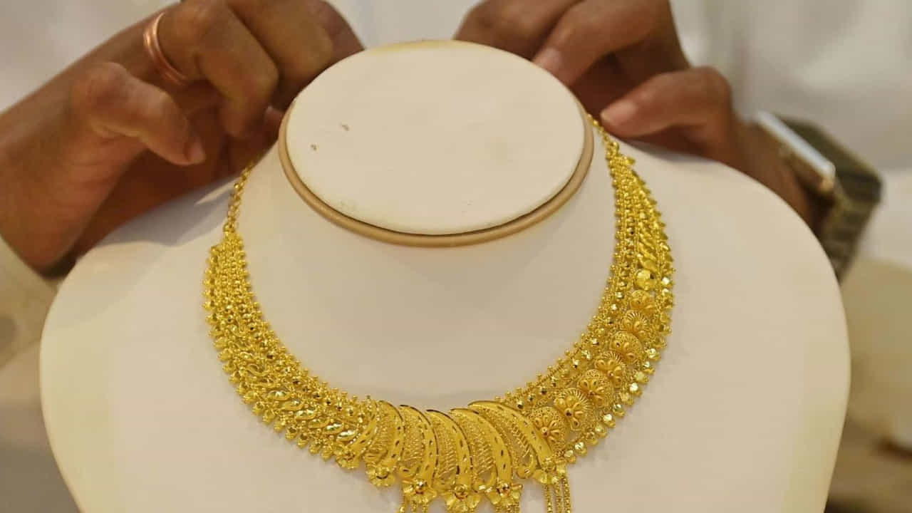 గత కొద్ది రోజులుగా పెరుగుతూ వస్తోన్న బంగారం ధరలు మళ్లీ ఊరటనిచ్చాయి. రెండు రోజులుగా ధరలు పడిపోతున్నాయి. భారీగా ధరలు పతనమవుతున్నాయి. అంతర్జాతీయ పరిస్థితులే ఇందుకు కారణంగా తెలుస్తోంది. అమెరికా-ఇరాన్ మధ్య శాంతి ఒప్పందంపై చర్చలు జరుగుతున్నాయి. దీంతో పశ్చిమాసియాలో ఉద్రిక్తతలు కూడా తగ్గుతున్నాయి. ఇరాన్తో శాంతి చర్చలు జరుగుతున్నాయని, త్వరలోనే ఖరారు అవుతుందని ట్రంప్ ప్రకటించారు. దీంతో పసిడి ధరలు పతనమవుతూ వస్తోన్నాయి.