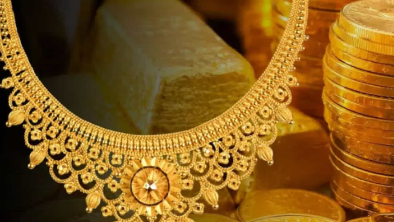 బంగారం కొనుగోలు చేసేవారికి భారీ గుడ్ న్యూస్. గత కొంతకాలంగా పెరుగుతున్న ధరల నుంచి భారీ ఊరట లభించింది. గురువారం ధరలు భారీగా కుప్పకూలాయి. అమెరికా-ఇరాన్ మధ్య శాంతి ఒప్పందం త్వరలో జరగనుందని ట్రంప్ ప్రకటన చేసిన క్రమంలో ధరలు పడిపోతూ వస్తోన్నాయి. దీంతో ఈ పతనం మరింత కొనసాగవచ్చని మార్కెట్ వర్గాలు అంచనా వేస్తున్నాయి. ఈ తగ్గింపు తర్వాత ప్రస్తుతం బంగారం, వెండి ధరలు ఎలా ఉన్నాయో చూద్దాం.