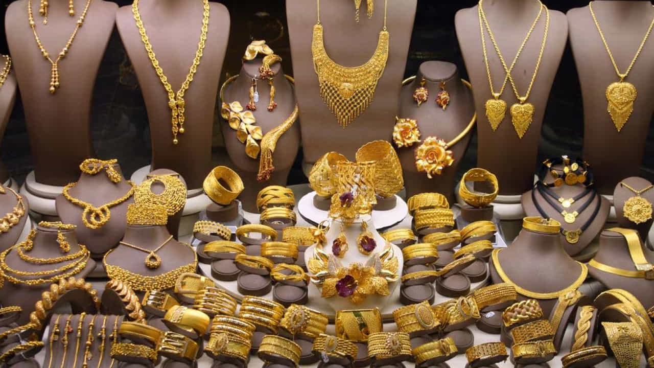 ఇక చెన్నైలో 24 క్యారెట్ల గోల్డ్ రేటు రూ.1,61,240 వద్ద ఉండగా.. గురువారం రూ.1,61,670గా ఉంది. నిన్నటితో చూస్తే ఇవాళ రూ.430 తగ్గింది. ఇక 22 క్యారెట్ల ధర గురువారం రూ.1,48,100గా ఉండగా.. ఇవాళ రూ.1,47,800 వద్ద కొనసాగుతోంది. నిన్నటితో చూసుకుంటే రూ.300 తగ్గింది.
