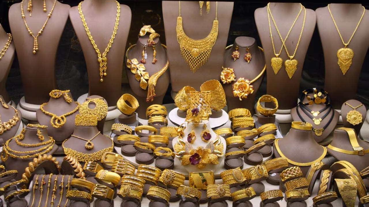 ద్రవ్యోల్బణం పెరుగుతుండటం, ఫెడ్ నుంచి సంకేతాలతో ధరలు దిగొస్తున్నాయి. ఇక అమెరికా-ఇరాన్ మధ్య శాంతి ఒప్పందం తాత్కాలికంగా కొలిక్కి వచ్చినట్లు తెలుస్తోంది.  60 రోజుల పాటు కాల్పుల విరమణ పాటించడంతో పాటు హార్ముజ్ జలసంధిని తెరిచేలా డీల్ కుదిరినట్లు సమాచారం. దీనిపై ట్రంప్ సంతకం చేయాల్సి ఉంది.