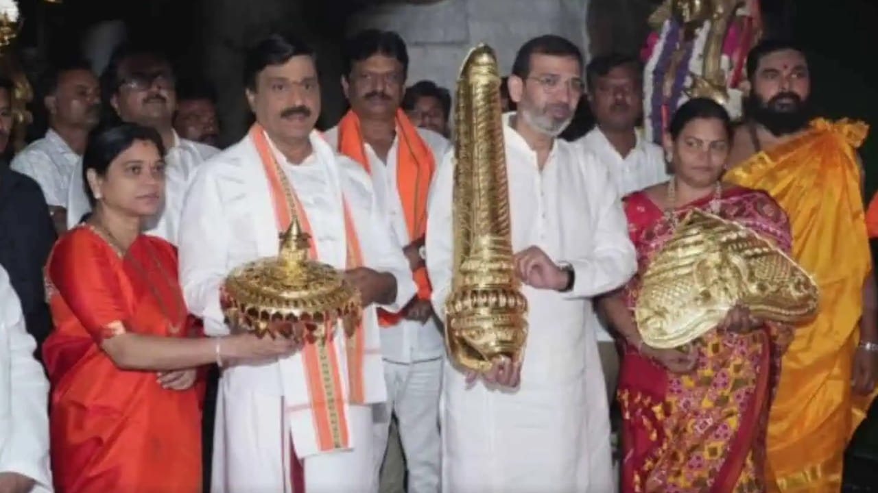 ఆంజనేయుడికి బంగారపు గద, చక్రం, తోరణం ఇచ్చారు.. 2 రోజుల తర్వాత తనిఖీల్లో ఊహించని ట్విస్ట్..