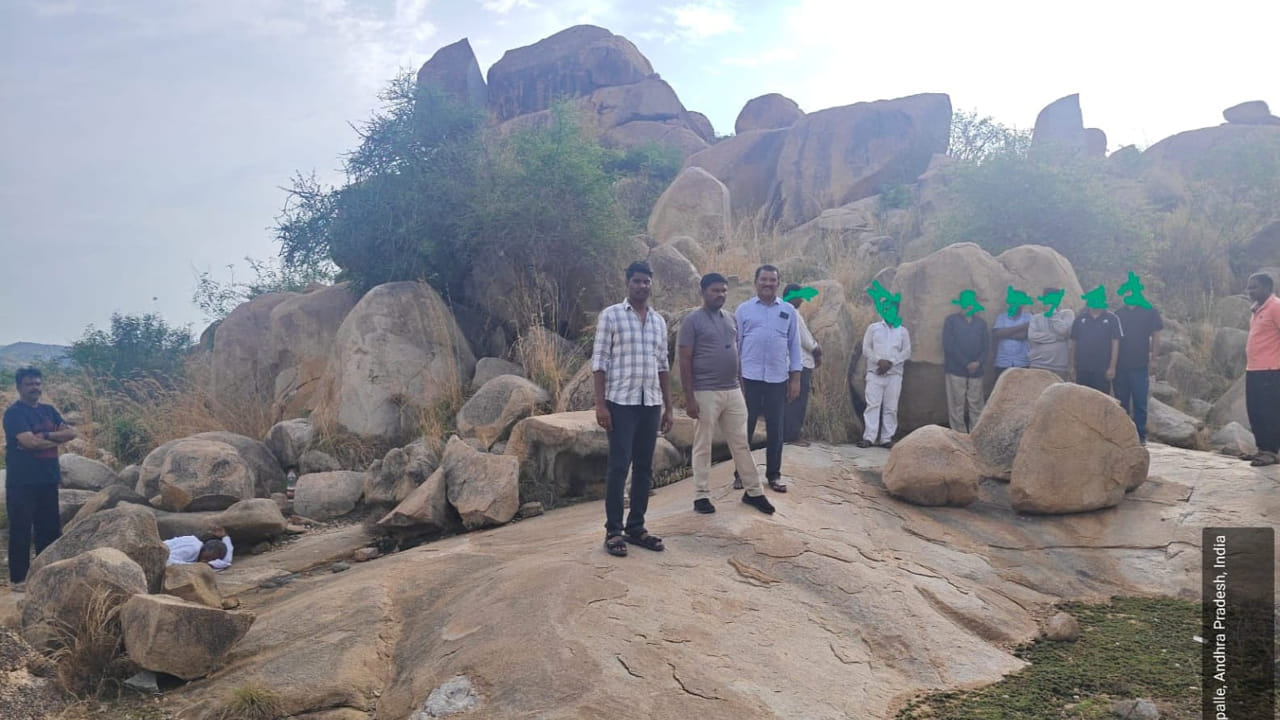 బంగారం దొరుతుందని కొండల్లో తవ్వకాలు.. అక్కడికెళ్లి చూసిన పోలీసులకు షాకింగ్ సీన్..!