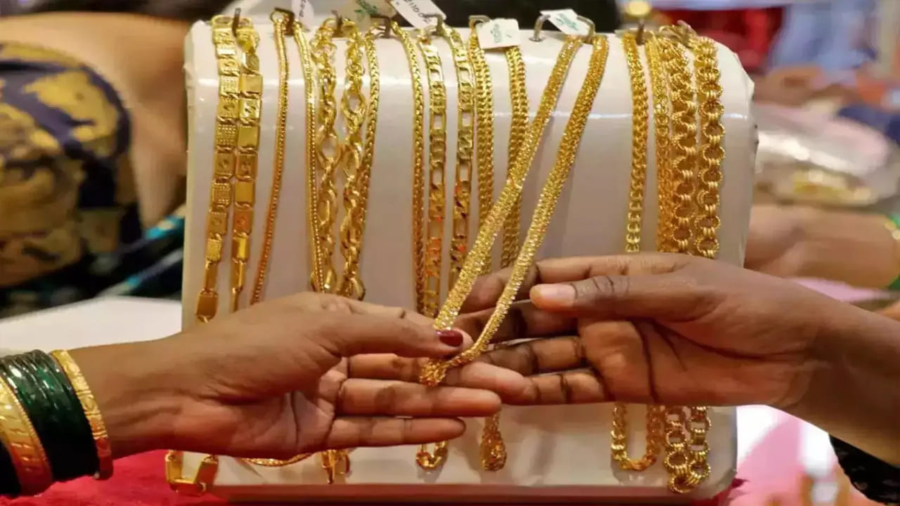  ప్రస్తుతానికి బంగారం ధరల్లో స్వల్ప హెచ్చుతగ్గులు ఉన్నప్పటికీ, దీర్ఘకాలికంగా చూస్తే ఇది భారీ లాభాలను అందించే అవకాశం ఉందని డ్యుయిష్ బ్యాంక్ నివేదిక సూచిస్తోంది. అయితే ఇది కేవలం ఒక అంచనా మాత్రమే కాబట్టి, పెట్టుబడి పెట్టే ముందు నిపుణుల సలహాలు తీసుకోవడం ఉత్తమం.