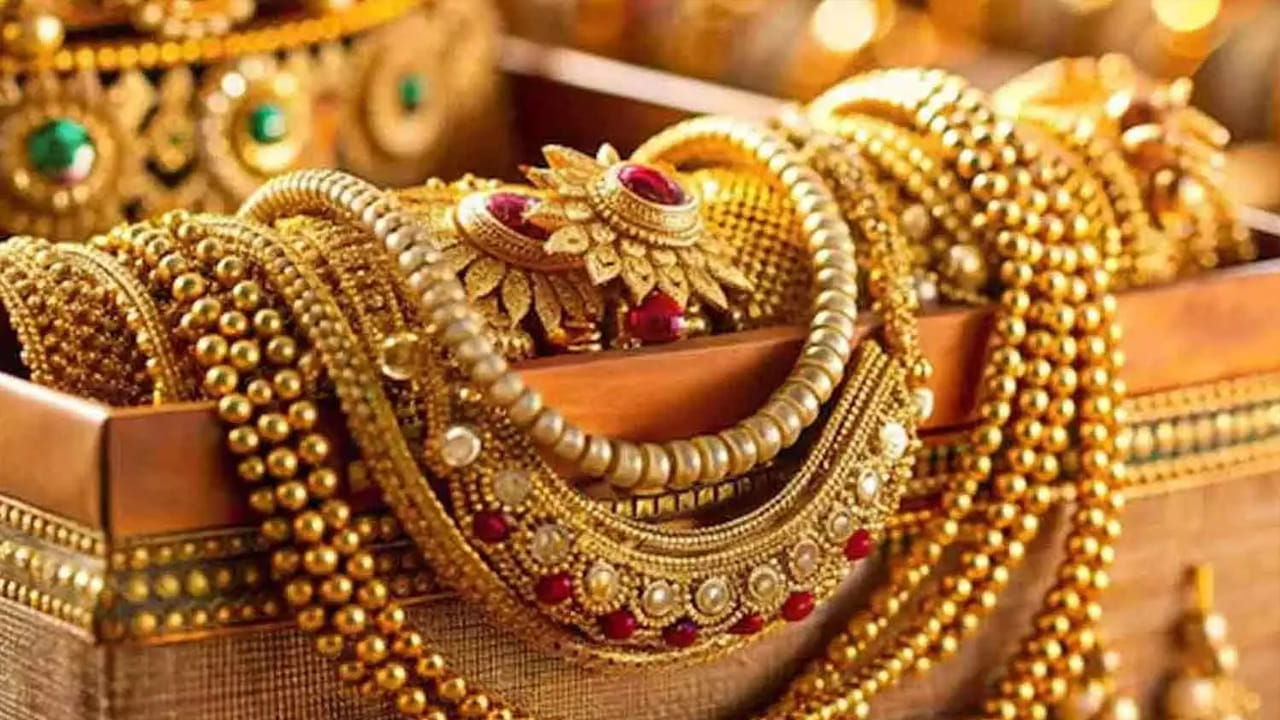  ఈ మార్పుకు అతిపెద్ద కారణం డాలర్‌పై విశ్వాసం తగ్గడమే. 2000వ దశకం ప్రారంభంలో ప్రపంచ నిల్వల్లో 60%కి పైగా ఉన్న డాలర్ వాటా, ఇప్పుడు సుమారు 40%కి పడిపోయింది. 2008 ఆర్థిక సంక్షోభం తర్వాత కేంద్ర బ్యాంకులు తమ నిల్వలకు 225 మిలియన్ ఔన్సులకు పైగా బంగారాన్ని చేర్చాయి.