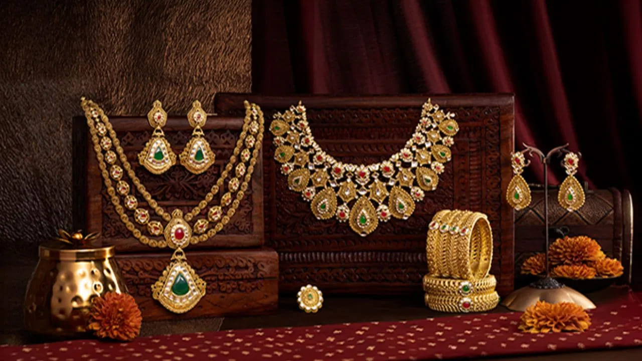 Gold Jewelly Rules: భారతదేశ విదేశీ మారక నిల్వలను ఆదా చేసేందుకు ఒక సంవత్సరం పాటు బంగారం కొనుగోలుకు దూరంగా ఉండాలని ప్రధానమంత్రి నరేంద్ర మోదీ ప్రజలకు విజ్ఞప్తి చేశారు. ఈ విషయాన్ని దృష్టిలో ఉంచుకుని చాలా మంది తమ పాత ఆభరణాలను కొత్త డిజైన్‌తో మార్చుకోవాలని భావించవచ్చు. అయితే ఇది కేవలం ఒక సాధారణ మార్పిడి కాదు; దీనిని మూలధన ఆస్తుల 'బదిలీ'గా పరిగణిస్తారు. దీనిపై మూలధన లాభాల పన్ను విధించవచ్చు. పాత ఆభరణాల విలువను కొత్త ఆభరణాల ధరతో సర్దుబాటు చేసినప్పుడు పన్ను ప్రయోజనాల కోసం దానిని 'అమ్మకం'గా పరిగణిస్తారు. పాత ఆభరణాల అసలు కొనుగోలు ధరకు, దాని ప్రస్తుత మార్కెట్ విలువకు మధ్య ఉన్న వ్యత్యాసాన్ని 'లాభం'గా పరిగణిస్తారు. ఈ లాభంపై మూలధన లాభాల పన్ను వర్తిస్తుంది. వర్తించే పన్ను రేటు ఆభరణాలను ఎంత కాలం పాటు కలిగి ఉన్నారనే దానిపై ఆధారపడి ఉంటుంది.
