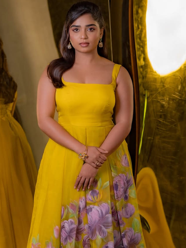 తమిళ్ లో దూసుకుపోతున్న కుర్ర భామ .. తెలుగులోకి ఎప్పుడో.?