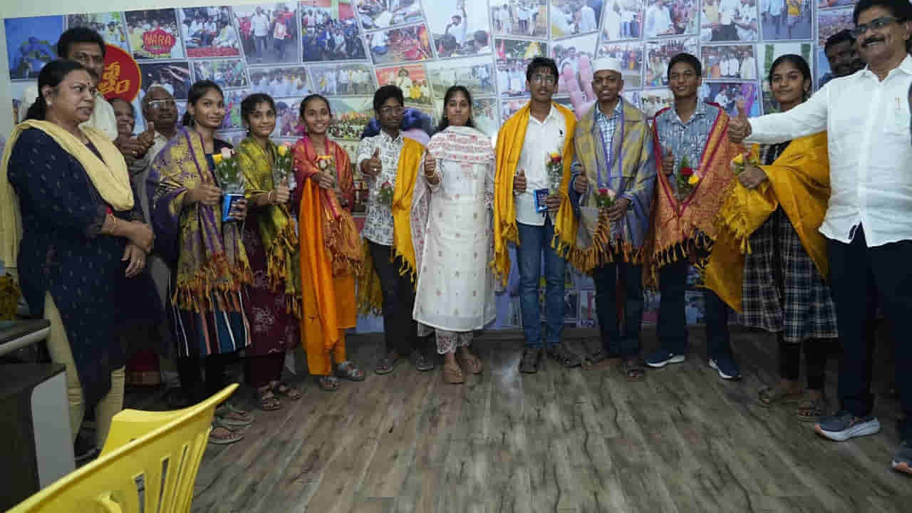 ఇచ్చిన మాట నిలబెట్టుకున్న ఎమ్మెల్యే.. టెన్త్ టాపర్లకు మూడు రోజుల విమానం టూర్!