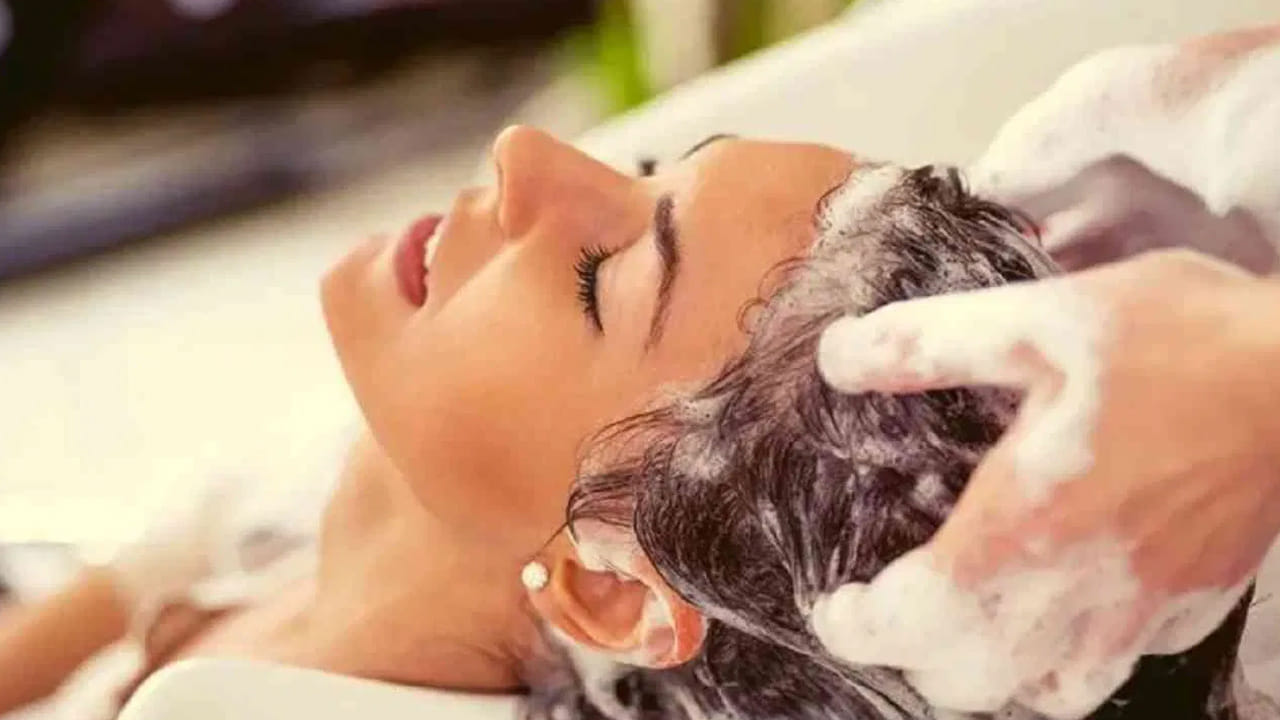 జిడ్డు జుట్టు (Oily Hair): మీ తలలో సెబమ్ (సహజ నూనె) ఉత్పత్తి ఎక్కువగా ఉంటే, జుట్టు త్వరగా జిడ్డుగా మారుతుంది. అలాంటి వారు రోజు విడిచి రోజు లేదా వారానికి 3-4 సార్లు తలస్నానం చేయడం మంచిది. దీనివల్ల రంధ్రాలు మూసుకుపోకుండా ఉండి, జుట్టు రాలడం తగ్గుతుంది.