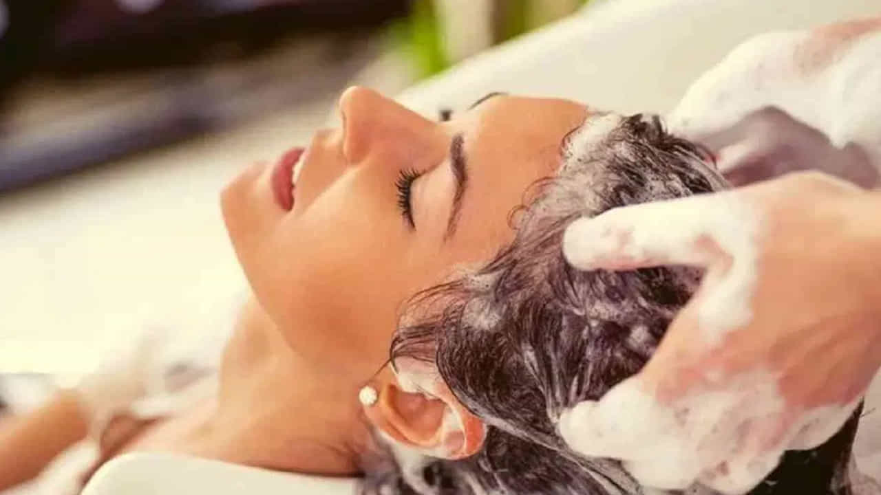జిడ్డు జుట్టు (Oily Hair): మీ తలలో సెబమ్ (సహజ నూనె) ఉత్పత్తి ఎక్కువగా ఉంటే, జుట్టు త్వరగా జిడ్డుగా మారుతుంది. అలాంటి వారు రోజు విడిచి రోజు లేదా వారానికి 3-4 సార్లు తలస్నానం చేయడం మంచిది. దీనివల్ల రంధ్రాలు మూసుకుపోకుండా ఉండి, జుట్టు రాలడం తగ్గుతుంది.