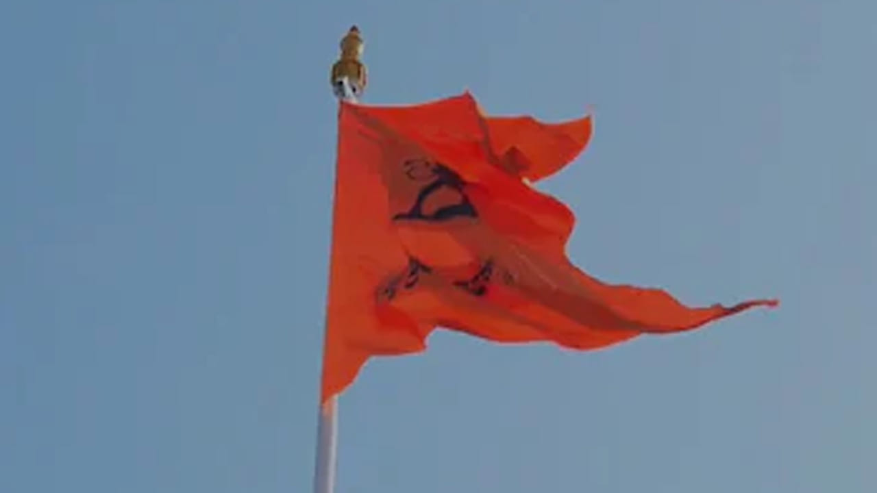 ఇంటిపై హనుమాన్ జెండాను పెట్టడం వలన , ఎక్కడైతే హనుమాన్ జెండా రెపరెపలాడుతూ ఉంటుందో, అక్కడ దుష్ట శక్తులు ఉండవు, అలాగే నరదిష్టి ఉండదు, ప్రతికూల శక్తుల ప్రభావం పూర్తిగా తగ్గిపోతుందంట. ఇది కుటుంబంలో శాంతిని నింపుతుంది. అంతే కాకుండా ఇంటిపై హనుమాన్ జెండా పెట్టడం వలన ఇది ఆర్థికపరమైన ఆటంకాలను తెలిగించి, కొత్త అవకాశాలు వచ్చేలా చేస్తుందంట.