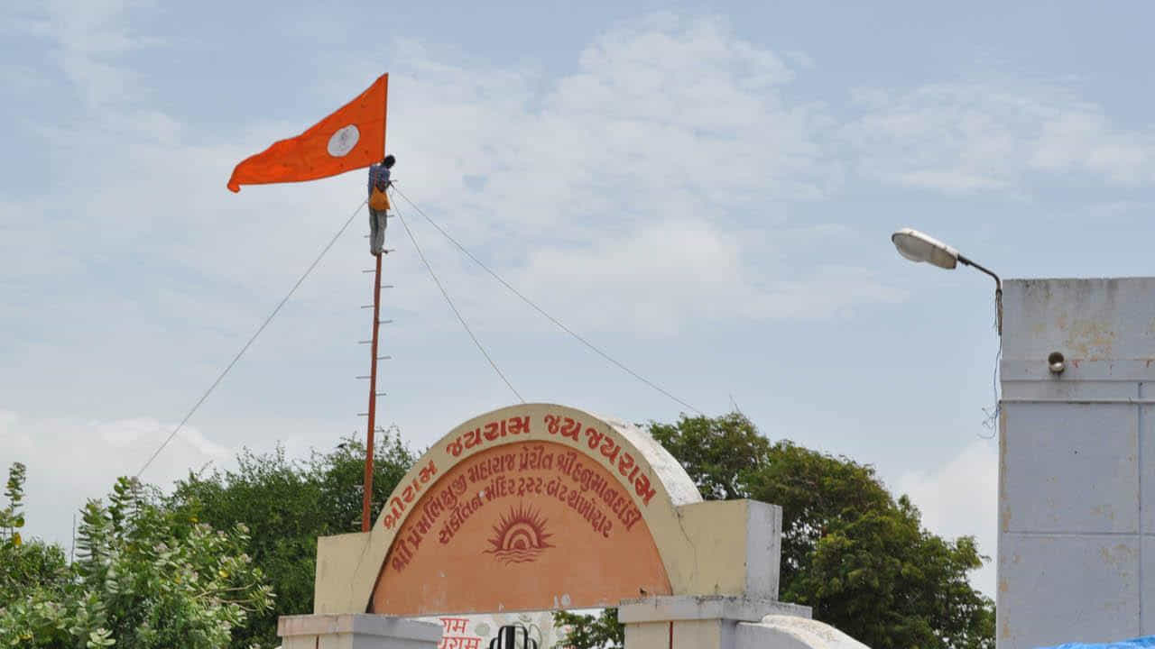 అయితే ఇంటి పై హనుమాన్ జెండా పెట్టడం మంచిదే, కానీ దీనిని సరైన దిశలో పెట్టినప్పుడు మాత్రమే మంచి ఫలితాలు ఉంటాయని చెబుతున్నారు నిపుణులు. లేకపోతే అనేక ఇబ్బందులు ఎదుర్కోవాల్సి వస్తుందంట. వాస్తు శాస్త్రం ప్రకారం ఇంటిపై హనుమాన్ జెండాను నైరుతి మూలలో పెట్టాలి. ఇది రక్షణకు స్థిరత్వానికి మారు పరు.