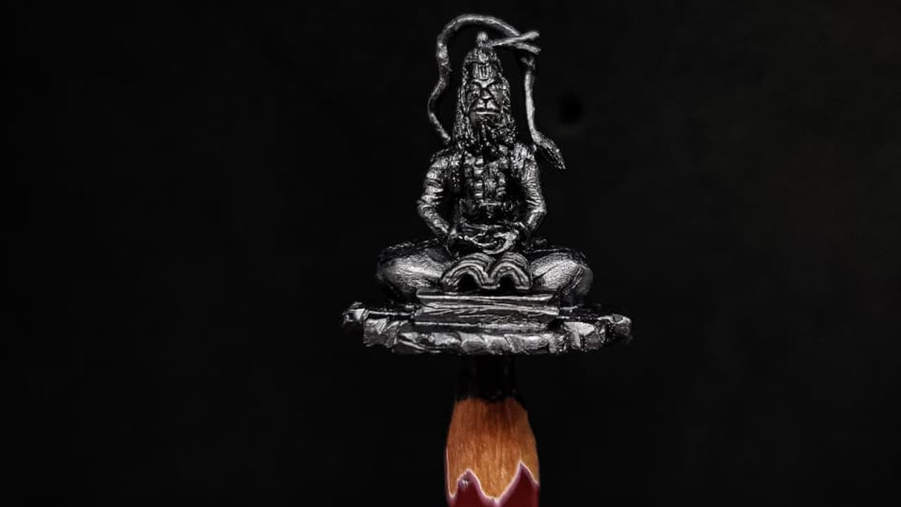 అలాంటి అరుదైన కళల్లో తనకంటూ ప్రత్యేక గుర్తింపు సంపాదించుకున్న పశ్చిమ గోదావరి జిల్లా నర్సాపురం పట్టణం రుస్తుంబాధకు చెందిన ప్రముఖ సూక్ష్మ కళాకారుడు, గిన్నిస్ బుక్ ఆఫ్ రికార్డ్ గ్రహీత కొప్పినీడి విజయ మోహన్ మరోసారి తన కళా ప్రతిభతో అందరినీ ఆశ్చర్యపరిచారు.
