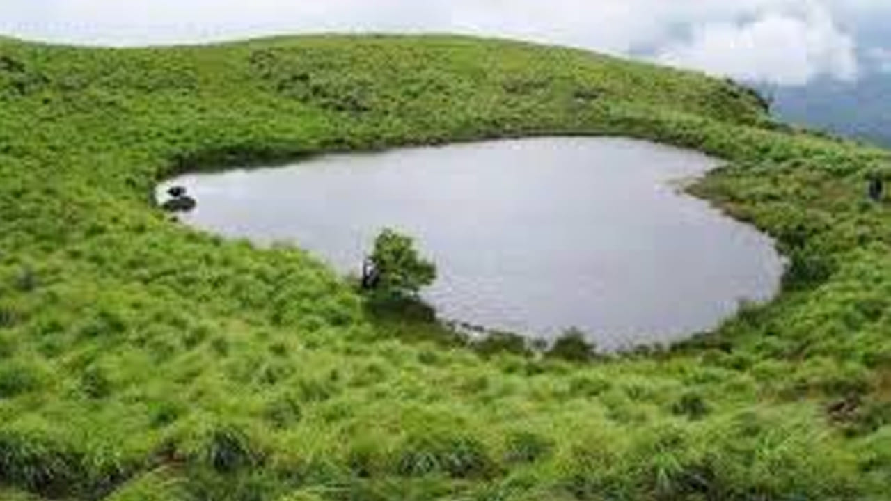 ఎండకాలంలోనూ ఎండిపోని నీరు: ఈ సరస్సుకు సంబంధించి మరో ఆశ్చర్యకరమైన విషయం ఏమిటంటే, ఇక్కడి నీరు ఎప్పటికీ ఎండిపోదు. ఎంతటి కఠినమైన వేసవి కాలం వచ్చినప్పటికీ, ఈ హార్ట్ షేప్ సరస్సు నిండుగా, స్వచ్ఛమైన నీటితో కళకళలాడుతూనే ఉంటుంది. అందుకే ఈ ప్రాంతాన్ని సందర్శించడానికి పర్యాటకులు, ముఖ్యంగా నూతన వధూవరులు (కపుల్స్) ఎంతో ఆసక్తి చూపుతారు.