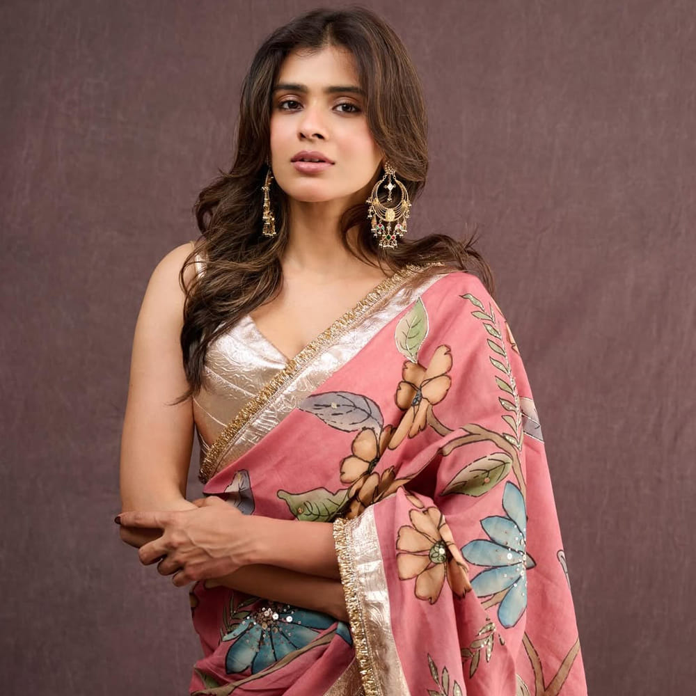హెబ్బా పటేల్.. తెలుగు ప్రేక్షకులకు సుపరిచితమే. కన్నడ చిత్రం 'అధ్యక్ష' (2014) ద్వారా వెండితెరకు పరిచయమైన ఈ ముద్దుగుమ్మ.. అదే ఏడాది 'అలా ఎలా' సినిమాతో టాలీవుడ్‌ ఎంట్రీ ఇచ్చారు. సుకుమార్ కథ అందించిన 'కుమారి 21F' (2015) సినిమా హెబ్బా కెరీర్‌ను మలుపు తిప్పింది. ఈ చిత్రంలో ఆమె నటన, బోల్డ్ క్యారెక్టరైజేషన్ యూత్‌లో విపరీతమైన క్రేజ్ తెచ్చిపెట్టాయి. రాత్రికి రాత్రే ఆమె స్టార్ సెలబ్రిటీగా మారిపోయారు. 'ఈడో రకం ఆడో రకం', 'ఎక్కడికి పోతావు చిన్నవాడా', 'అంధగాడు', 'మిస్టర్' వంటి చిత్రాలు ఆమెకు మంచి గుర్తింపు తెచ్చాయి.