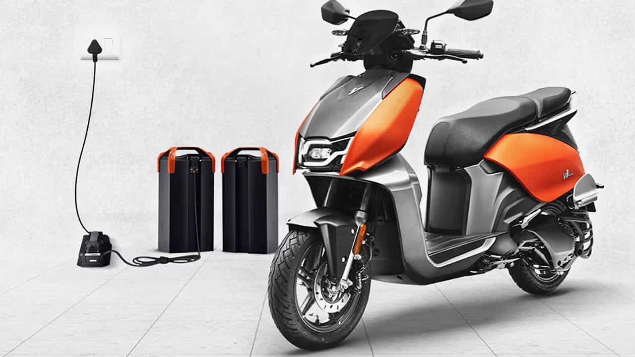 అలాగే Hero MotoCorp సంస్థకు చెందిన హీరో విడా వి1 ప్రో స్కూటర్ రిమూవబుల్ బ్యాటరీ ఫీచర్తో వినియోగదారులను ఆకట్టుకుంటోంది. ఇంట్లోనే సులభంగా ఛార్జింగ్ చేసుకునే వీలుతో పాటు దీర్ఘకాల బ్యాటరీ వారంటీ ప్లాన్ను కూడా కంపెనీ అందిస్తోంది.