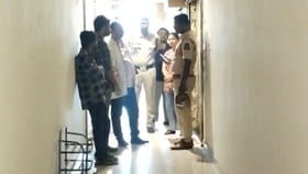 పట్టపగలు దారుణం.. భార్యను నరికి చంపిన భర్త!