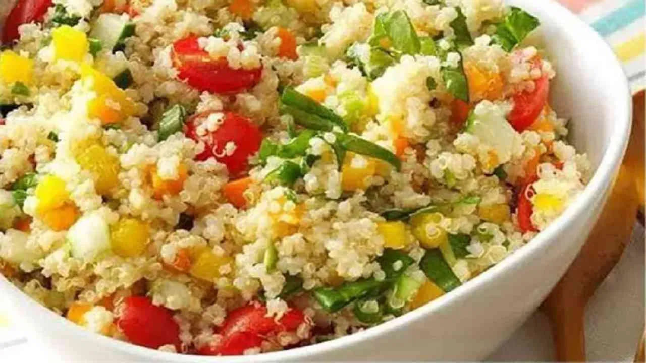క్వినోవా తయారీ విధానం (Step-by-Step Recipe): క్వినోవా సరిగ్గా ఉడకాలంటే నీటి కొలత చాలా ముఖ్యం. సాధారణంగా 1 కప్పు క్వినోవాకు 2 కప్పుల నీరు సరిపోతుంది. ఉప్పు – రుచికి సరిపడా తీసుకోవాలి. 
ఆలివ్ ఆయిల్ లేదా నెయ్యి – 1 స్పూన్ లేదంటే, మీకు ఇష్టమైనంత వేసుకోవచ్చు. 