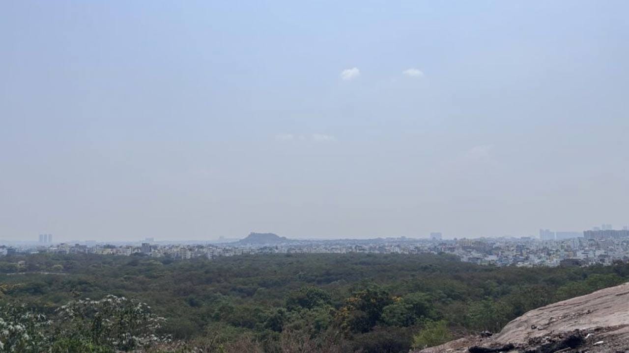 ప్రకృతిని మన చుట్టూ చాలా మంది ఉంటారు.. మరీ ముఖ్యంగా కొందరికి సూర్యోదయం, సూర్యాస్తమయం చూడడం అంటే ప్రత్యేక ఆసక్తి ఉంటుంది. అంత అందమైన అనుభూతిని మరింత అందమైన ప్రదేశాల్లో పొందాలని అనుకుని దూర ప్రాంతాలకు సైతం వెళ్తుంటారు. సాధారణంగా సూర్యోదయం, సూర్యాస్తమయం లాంటి చూడాలనే సందర్భాల్లో అందరికీ మొదట గుర్తొచ్చేది అరకు. ఆంధ్రప్రదేశ్ రాష్ట్రం విశాఖ సమీపంలోని అరకు ప్రాంతంలో అద్భుతమైన సూర్యోదయాన్ని పరిచయం చేసే ప్రత్యేక స్పాట్లు ఉంటాయి. మరీ ముఖ్యంగా సూర్యాస్తమయం చూడడానికి చాలా మంది కన్యాకుమారికి వెళ్తుంటారు.