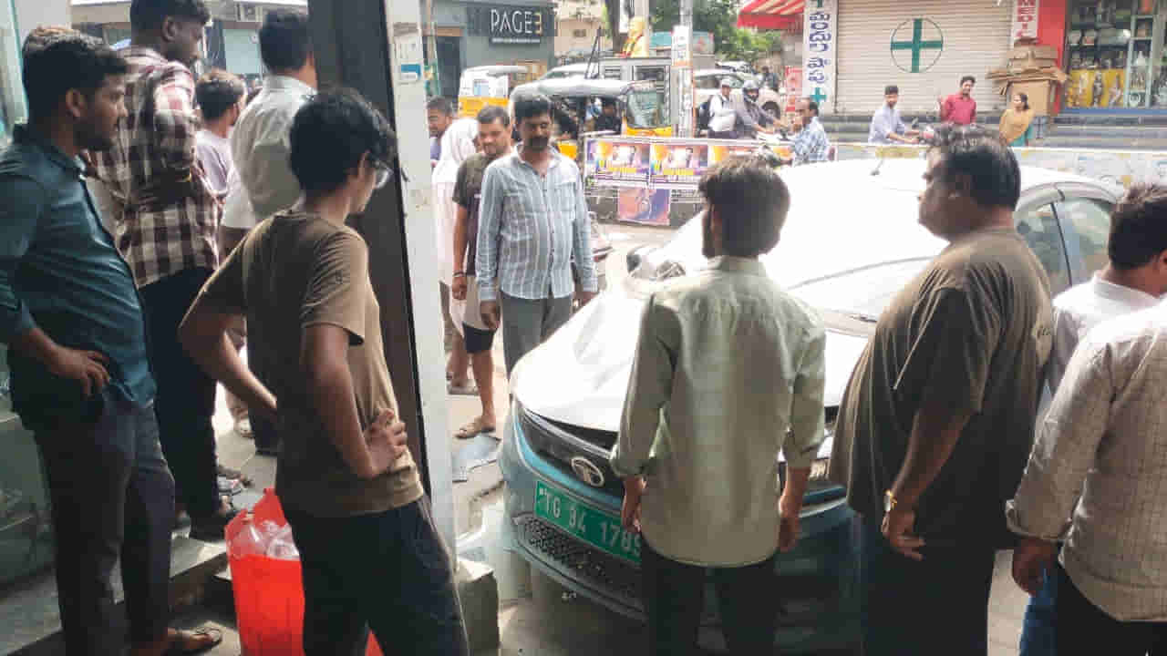 Hyderabad: టిఫిన్ చేస్తుండగా దూసుకొచ్చిన కారు.. సెకన్లలోనే అంతా ఆగమాగం.. వీడియో చూశారా..?