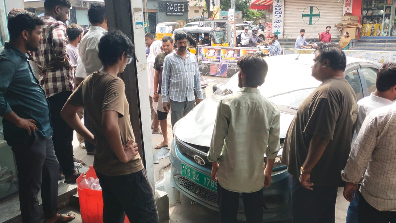 Hyderabad: టిఫిన్ చేస్తుండగా దూసుకొచ్చిన కారు.. సెకన్లలోనే అంతా ఆగమాగం.. వీడియో చూశారా..?