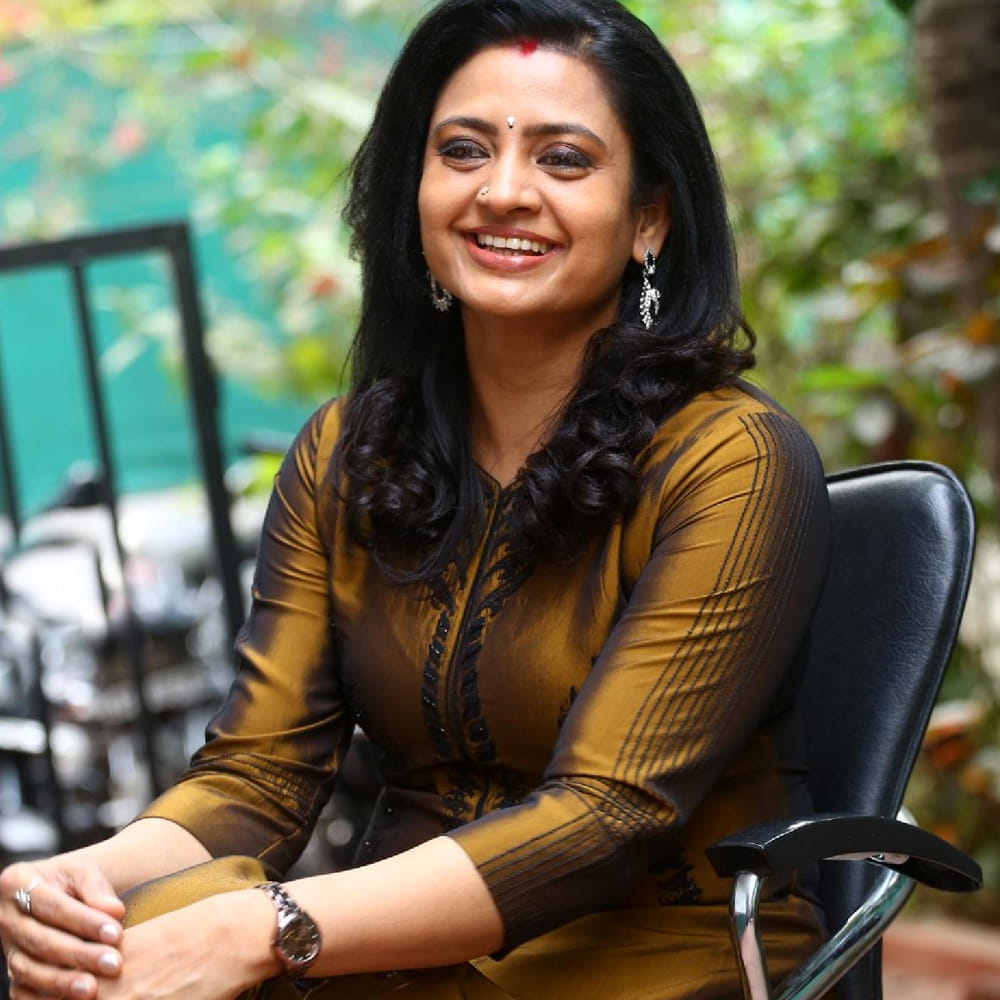దీనిని "తరతరాలుగా వస్తున్న సాంప్రదాయం" లేదా "మేల్ డామినేషన్"గా ఆమె అభివర్ణించారు. "అల్టిమేట్గా సఫర్ అయ్యేది మహిళలే" అని, వ్యక్తిగతంగా, వృత్తిపరంగా చాలా తక్కువ సమయంలోనే వారిని పక్కన పడేస్తారని ఆమె అన్నారు. ఈ పరిస్థితికి ఆడియన్స్ మైండ్సెట్ ఒక కారణం కావచ్చునని ఇంద్రజ అన్నారు . అయితే, పెళ్లి తర్వాత మహిళల ప్రాధాన్యతలు మారతాయని, ముఖ్యంగా మాతృత్వం వారి జీవితంలో ఒక ముఖ్యమైన మలుపు అని వివరించారు.దాని వల్లే కెరీర్పై అంతగా దృష్టి పెట్టలేరని అన్నారు.