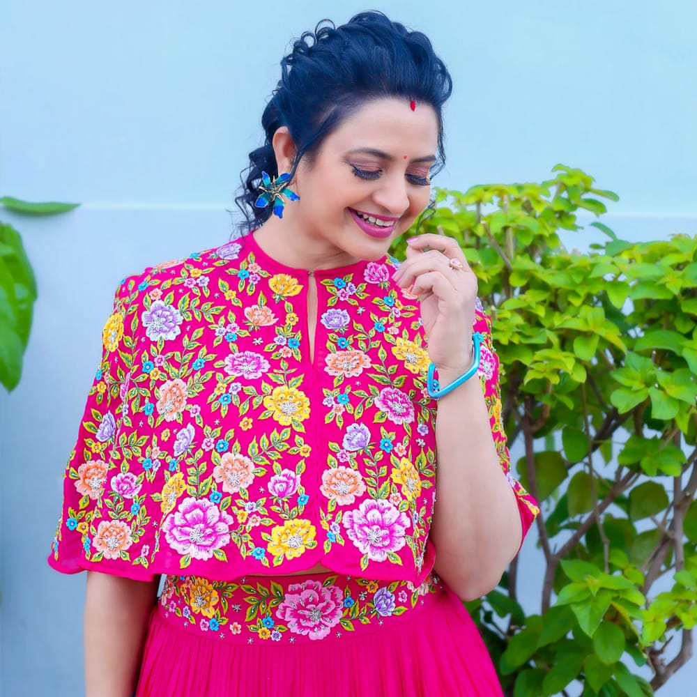రెండో అవకాశం ఎడిటర్ మోహన్ నిర్మించిన హిట్లర్ చిత్రంలో వచ్చింది. ఈ చిత్రంలో నటుడు రాజేంద్ర ప్రసాద్ పక్కన ఒక ముఖ్యమైన పాత్రలో నటించాల్సింది. అయితే, అప్పట్లో ఆమె తమిళంలో రాంకీతో కలిసి తడయం చిత్రంలో నటిస్తూ బిజీగా ఉన్నారట. విజయశాంతి స్వంత నిర్మాణ సంస్థలో రూపొందిన ఆ చిత్రం కారణంగా, హిట్లర్ సినిమాలో అవకాశం కూడా ఆమె చేతి నుంచి జారిపోయిందని తెలిపారు ఇంద్రజ.
