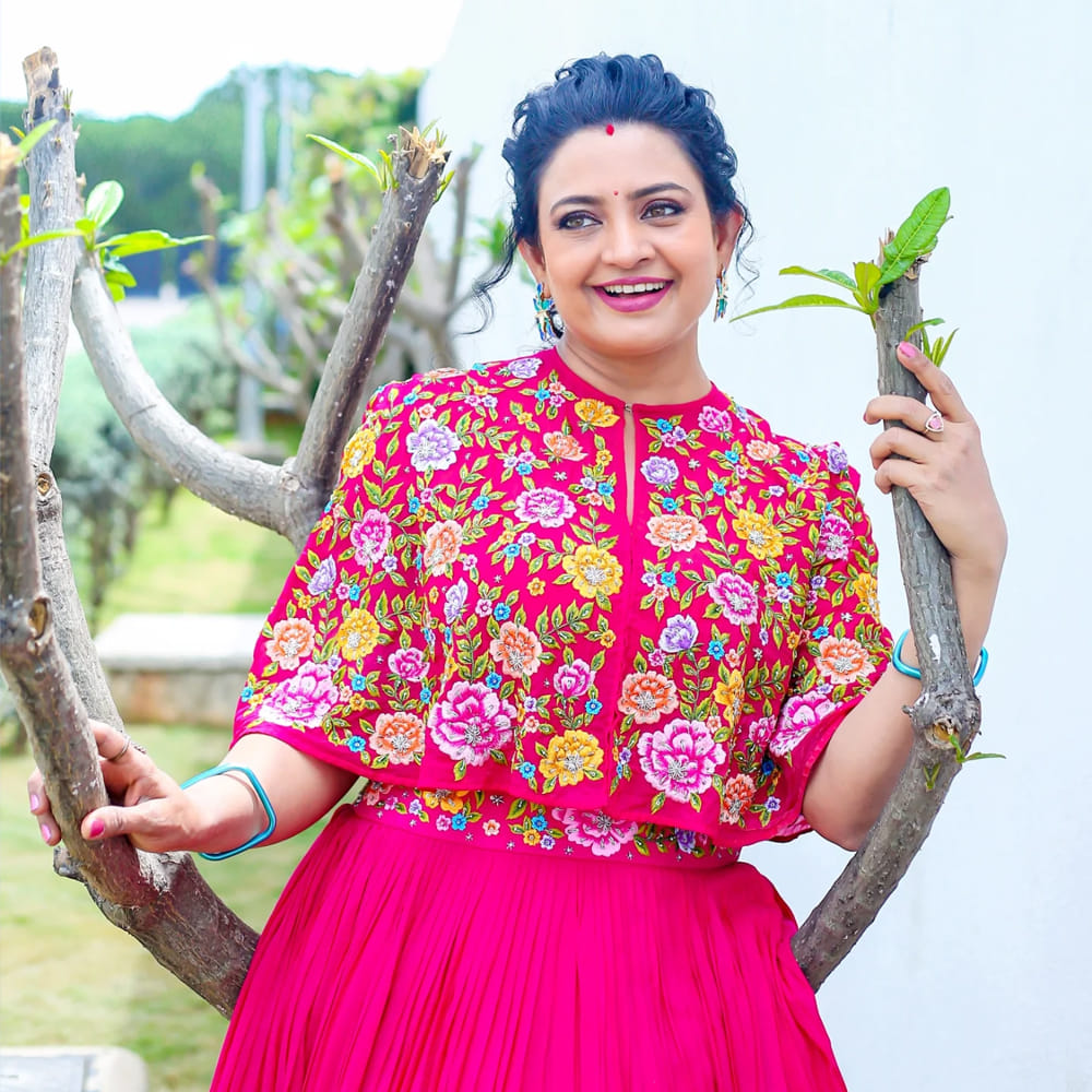 చిరంజీవితో ఒక సినిమా అయినా చేయాలనే ఆశ ఇంకా సజీవంగా ఉందని, దురాశ కాదని, కేవలం ఒక డాన్స్ పాటలో అయినా ఆయనతో కలిసి నటించాలనే కోరిక ఉందని ఆమె స్పష్టం చేశారు. చిరంజీవిని "డాన్స్ అంటే చిరు గారు" అని ఆమె అన్నారు. చిరంజీవి నుంచి తాను నేర్చుకున్న అతి ముఖ్యమైన విషయం ఆయన మాట్లాడే విధానం అని ఇంద్రజ అన్నారు. అందరితో ఎలా మర్యాదగా మాట్లాడాలి, కోపం ఉన్నప్పటికీ మాటల్లో ఎప్పుడూ సంయమనం కోల్పోకుండా ఎలా ఉండాలి అనే విషయాలను చిరంజీవి నుంచి గమనించి, నేర్చుకున్నానని తెలిపారు.