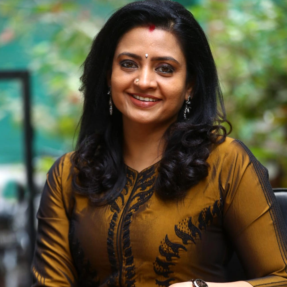 అటువంటి సంస్కారం, గౌరవం ఈ రోజుల్లో చాలా అరుదని ఆమె అన్నారు. "మీరు చేసిన పనులు మర్చిపోవచ్చు, చేసిన సహాయం మర్చిపోవచ్చు, కానీ మీరు వాళ్ళని ఎలా ట్రీట్ చేశారో అది ఎప్పటికీ మర్చిపోరు" అని ఇంద్రజ తెలిపారు. "సొగసు చూడ తరమా" సినిమా గురించి మాట్లాడుతూ, అప్పట్లో విభిన్నమైన పైజమా లాల్చీ కాస్ట్యూమ్ను ప్రస్తావించారు. ఆ "న్యూ ఎరా, న్యూ ఫ్యాషన్" క్రెడిట్ మొత్తం దర్శకుడు గుణశేఖర్కే చెందుతుందని ఇంద్రజ స్పష్టం చేశారు.