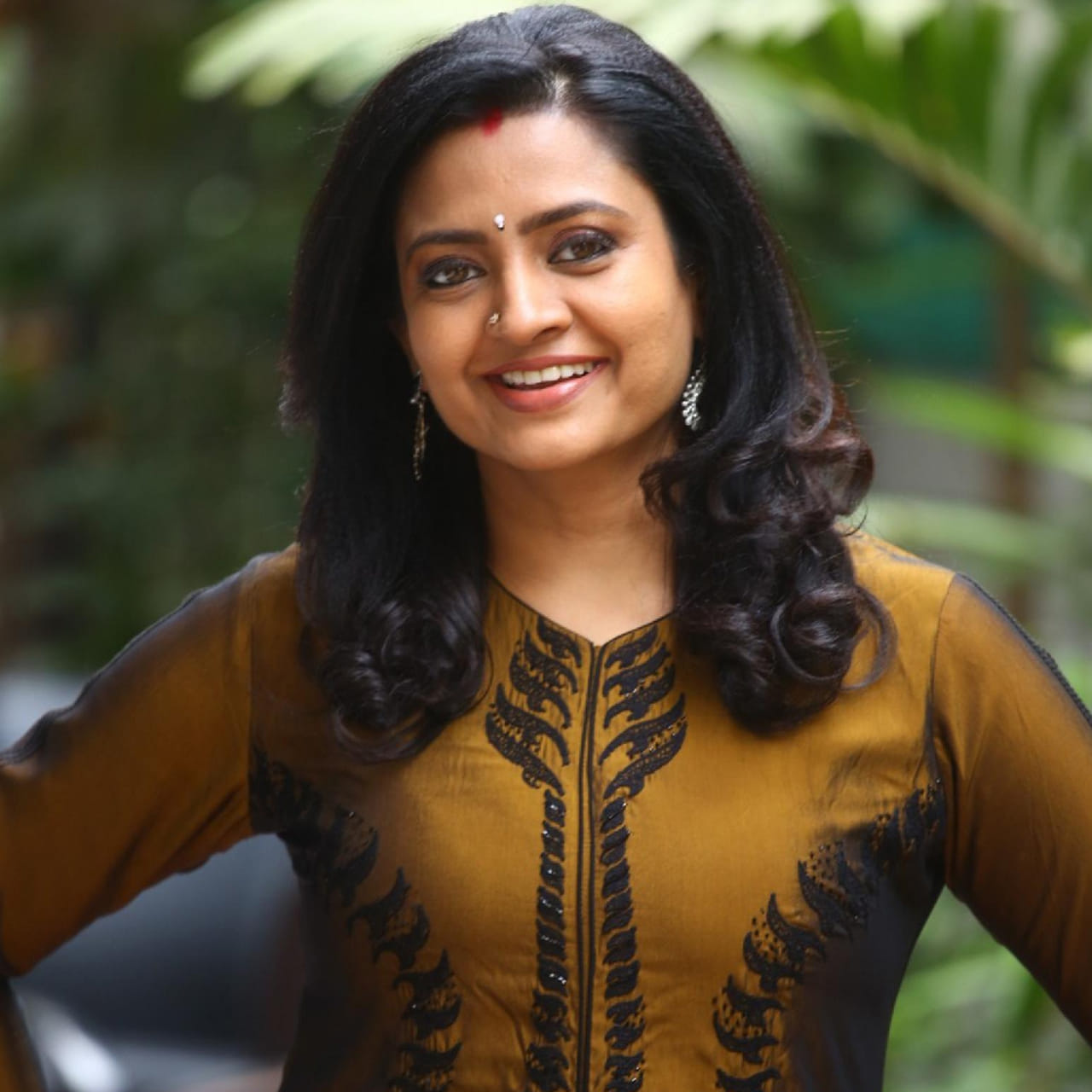ఒకప్పటి అందాల తార ఇంద్రజ ఓ ప్రత్యేక పోడ్కాస్ట్లో అనేక అంశాలను చర్చించారు. కోపం వెనుక స్వచ్ఛమైన మనసు ఉంటుందని, ఎటువంటి కల్మిషం లేకుండా, నైతిక విలువలను పాటించేవారిలో కోపం సహజమని ఆమె అన్నారు. తనను సరిగా గౌరవించని సందర్భాలలో కోపం వస్తుందని, అటువంటి వ్యక్తిగత విలువలకు ప్రాధాన్యత ఇచ్చేవారికి ఇది తప్పదని ఆమె అభిప్రాయపడ్డారు.