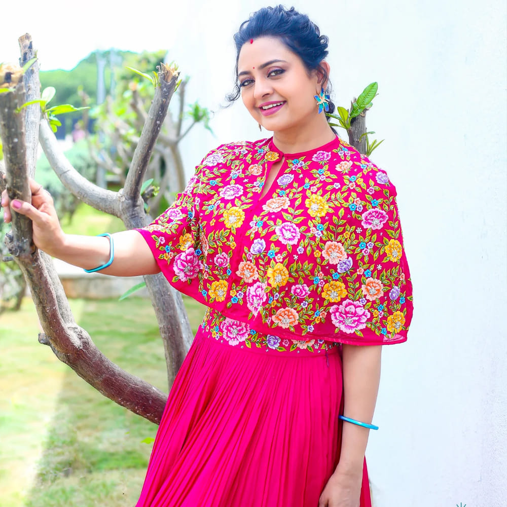 ఇలా రెండు సార్లు చిరంజీవితో నటించే ఛాన్స్ మిస్ అయ్యాను అని తెలిపారు ఇంద్రజ. ప్రస్తుతం ఇంద్రజ సెకండ్ ఇన్నింగ్స్ మొదలు పెట్టి సినిమాలు చేస్తున్నారు. ఒకప్పుడు హీరోయిన్ గా రాణించిన ఇంద్రజ ఇప్పుడు సహాయక పాత్రలు, అమ్మ , వదిన పాత్రల్లో నటిస్తున్నారు. అలాగే శ్రీదేవి డ్రామా కంపెనీ, జబర్దస్త్ షోలకు జడ్జ్ గానూ వ్యవహరిస్తున్నారు ఇంద్రజ.