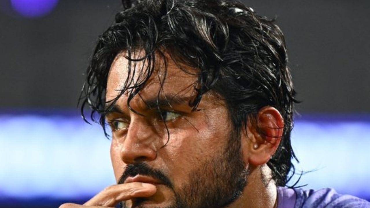 మనీష్ పాండే ఐపీఎల్ చరిత్రలో ఎప్పటికీ గుర్తుండిపోయే పేరు. ఎందుకంటే ఐపీఎల్‌లో సెంచరీ సాధించిన మొట్టమొదటి భారతీయ బ్యాటర్ ఆయనే. 2009లో ఆర్సీబీ తరఫున ఆడుతూ ఆయన ఈ ఘనత సాధించాడు. తన కెరీర్‌లో ఇప్పటివరకు ఆరు వేర్వేరు జట్లకు ప్రాతినిధ్యం వహించినప్పటికీ, కేకేఆర్‌తో ఆయనకు విడదీయలేని అనుబంధం ఉంది. ఈ సీజన్‌లో కేవలం రూ. 75 లక్షల బేస్ ప్రైస్‌కే కేకేఆర్ అతడిని కొనుగోలు చేయడం విశేషం.