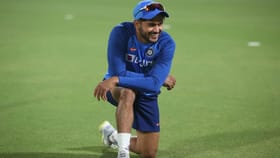ఇటు ధోనీకి ఇచ్చిపేడేసి.. అటు రోహిత్, కోహ్లీల సరసన చేరిన 'పాండే'