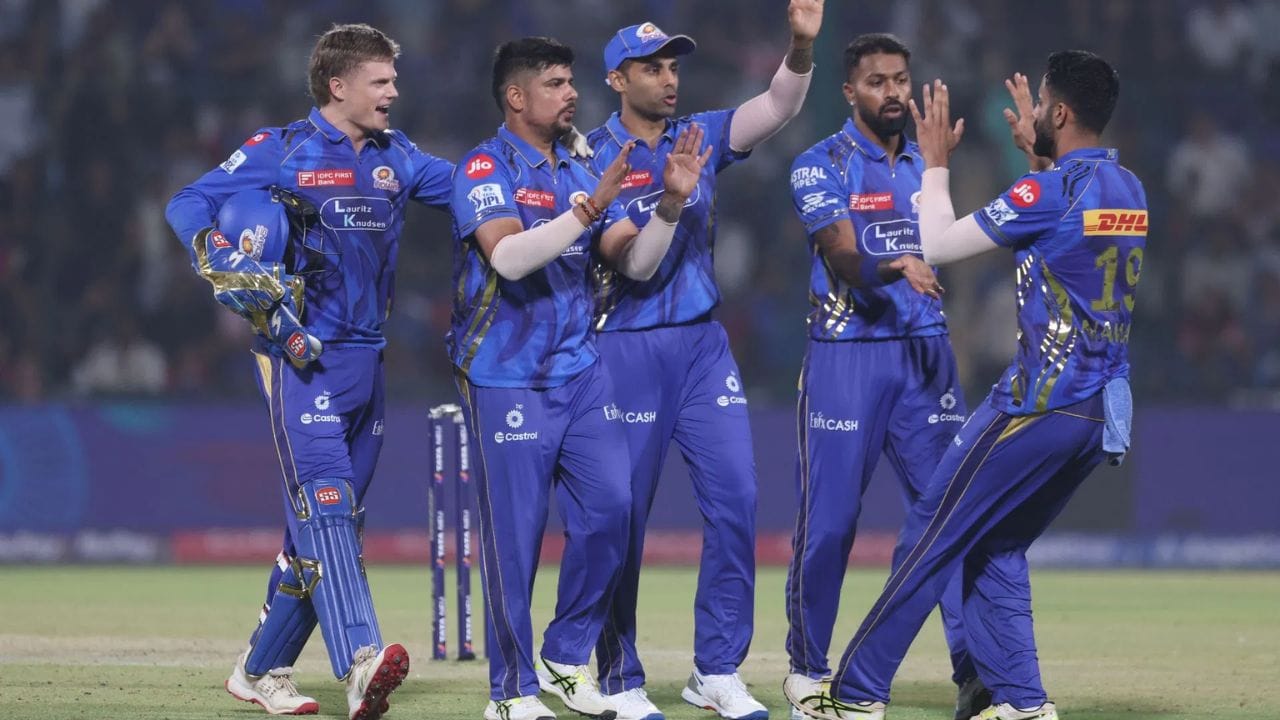 జట్టులో అత్యంత నమ్మకమైన వికెట్ కీపర్ బ్యాటర్ అయిన క్వింటన్ డి కాక్ ఎడమ మణికట్టు తీవ్రమైన గాయానికి గురైంది. సన్‌రైజర్స్ హైదరాబాద్‌తో జరిగిన మ్యాచ్‌కు ముందే అతడు ఈ నొప్పితో బాధపడ్డాడు. వైద్య నిపుణులు పరీక్షించిన తర్వాత అతడికి విశ్రాంతి తప్పనిసరని తేల్చారు. రోహిత్ శర్మ గాయపడిన సమయంలో జట్టులోకి వచ్చి అద్భుతమైన శతకంతో మెరిపించిన డి కాక్, ఇలా అర్ధాంతరంగా టోర్నీ నుంచి తప్పుకోవడం ముంబై బ్యాటింగ్ విభాగానికి పెద్ద మైనస్‌గా మారింది. 