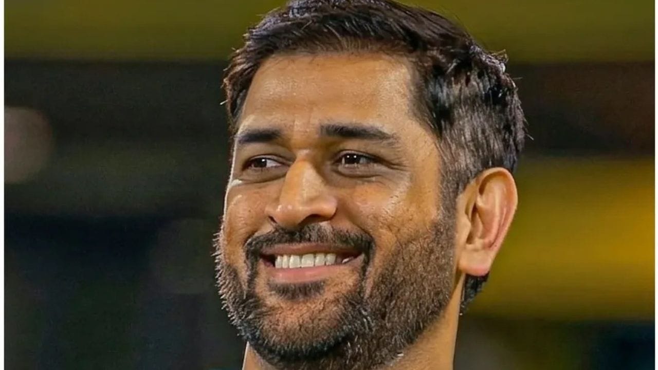 మహేంద్ర సింగ్ ధోనీ తన కెరీర్‌లో చివరి ఐపీఎల్ మ్యాచ్‌ను ఖచ్చితంగా చెన్నైలోని చెపాక్ స్టేడియంలోనే ఆడాలని బలంగా ఆకాంక్షిస్తున్నాడు. ప్రస్తుత గాయాల నేపథ్యంలో ఈ సీజన్ ఆఖరి హోమ్ మ్యాచ్‌కు ఆయన అందుబాటులో ఉండటం కష్టంగానే కనిపిస్తోంది. ఒకవేళ ఈ మ్యాచ్ మిస్ అయితే, ధోనీ మైదానంలో ఆటగాడిగా తిరిగి కనిపించడానికి ఐపీఎల్ 2027 సీజన్ వరకు అభిమానులు వేచి చూడాల్సి రావచ్చు. సిఎస్‌కె జట్టును ఐదుసార్లు ఛాంపియన్‌గా నిలిపిన తమ ప్రియతమ 'తలా'ను చివరిసారిగా పసుపు జెర్సీలో చూడాలని ఆరాటపడుతున్న అభిమానులకు ఈ వార్త తీవ్ర నిరాశను మిగిల్చింది.