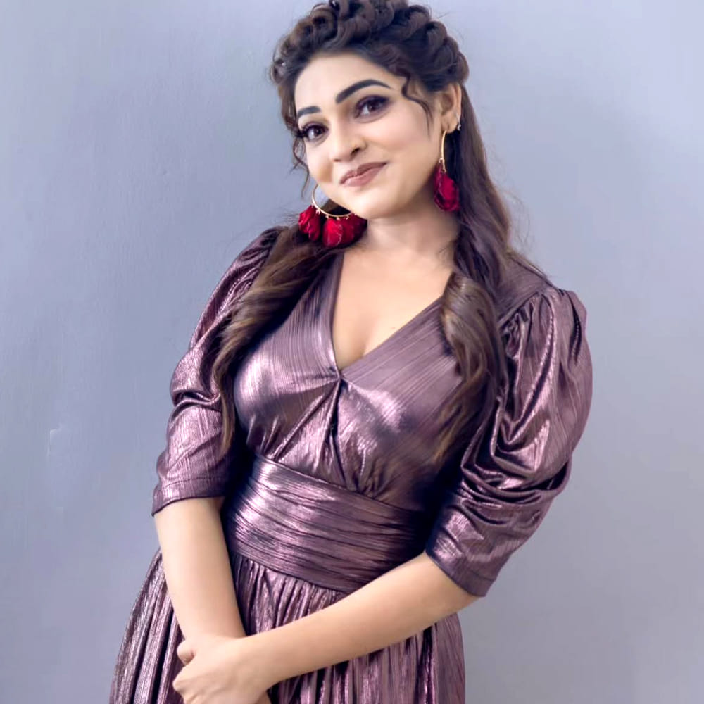 కమిట్మెంట్ పేరుతో ఇబ్బందులు ఎదుర్కొన్నానని చెప్పింది. ముందుగా కథ వినడానికి వెళ్ళినప్పుడు సమస్యలు ఉండేవని కాదని, అగ్రిమెంట్ ముందు రోజు రాత్రి కొంతమంది ప్రొడ్యూసర్లు, డైరెక్టర్లు ఫోన్ చేసి క్రష్ ఉంది, ఇంట్రెస్ట్ ఉంది అంటూ మాట్లాడేవారని ఆమె పేర్కొంది. ఒకసారి నేరుగా కూర్చుని మాట్లాడుతున్నప్పుడు కమిట్మెంట్ అని అడగగానే, తనకు ఆ పదం సినిమాల్యాంగ్వేజ్ ఉన్న అర్థం తెలియక, తాను పని పట్ల చాలా కమిట్మెంట్‌తో, హార్డ్ వర్క్ తో ఉంటానని చెప్పినట్లు వెల్లడించారు. ఆ తర్వాత దాని అర్థం తెలుసుకుని, ఒక డైరెక్టర్‌ని కొట్టి బయటికి వచ్చానని తెలిపింది.  