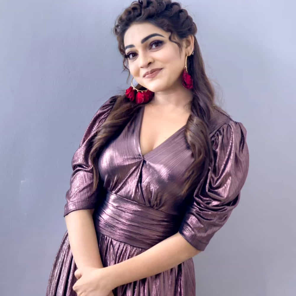 కమిట్మెంట్ పేరుతో ఇబ్బందులు ఎదుర్కొన్నానని చెప్పింది. ముందుగా కథ వినడానికి వెళ్ళినప్పుడు సమస్యలు ఉండేవని కాదని, అగ్రిమెంట్ ముందు రోజు రాత్రి కొంతమంది ప్రొడ్యూసర్లు, డైరెక్టర్లు ఫోన్ చేసి క్రష్ ఉంది, ఇంట్రెస్ట్ ఉంది అంటూ మాట్లాడేవారని ఆమె పేర్కొంది. ఒకసారి నేరుగా కూర్చుని మాట్లాడుతున్నప్పుడు కమిట్మెంట్ అని అడగగానే, తనకు ఆ పదం సినిమాల్యాంగ్వేజ్ ఉన్న అర్థం తెలియక, తాను పని పట్ల చాలా కమిట్మెంట్తో, హార్డ్ వర్క్ తో ఉంటానని చెప్పినట్లు వెల్లడించారు. ఆ తర్వాత దాని అర్థం తెలుసుకుని, ఒక డైరెక్టర్ని కొట్టి బయటికి వచ్చానని తెలిపింది.