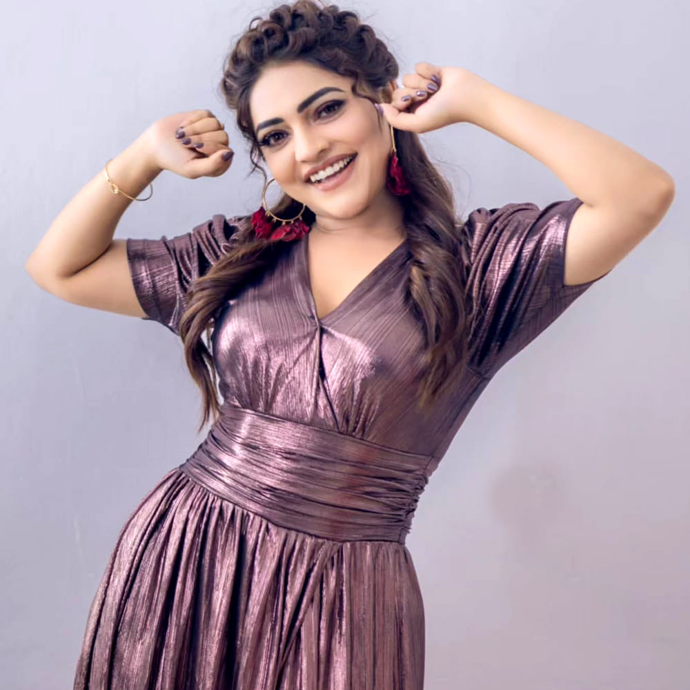 అయితే, ఆ బంధం బ్రేకప్ అయ్యిందని, ప్రేమ అనేది ఎంతో విలువైనదని, అయితే దానికి డిజర్వ్ లేనివారు జీవితంలోకి వస్తే అది నిలబడదని తన అభిప్రాయాన్ని వెల్లడించింది. ప్రస్తుతం తాను సింగిల్ అని, ఈ స్టేజ్ లో ఆనందంగా ఉన్నానని.. పెళ్లి పట్ల ప్రస్తుతం తనకు పెద్దగా ఆసక్తి లేదని, తల్లి చూసిన సంబంధాన్ని చేసుకోవడానికి సిద్ధమని, అయితే అంతకంటే ముందు ఇల్లు పూర్తిగా సెటిల్ చేసుకోవాలని కోరుకుంటున్నానని చెప్పుకొచ్చింది. పరిశ్రమలో ఎదురైన చేదు అనుభవాలను గురించి మాట్లాడుతూ.. 