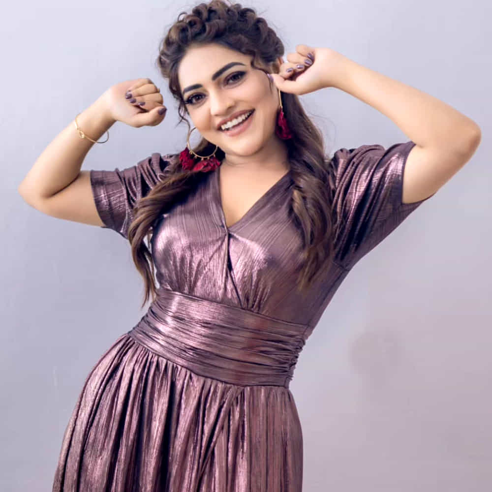అయితే, ఆ బంధం బ్రేకప్ అయ్యిందని, ప్రేమ అనేది ఎంతో విలువైనదని, అయితే దానికి డిజర్వ్ లేనివారు జీవితంలోకి వస్తే అది నిలబడదని తన అభిప్రాయాన్ని వెల్లడించింది. ప్రస్తుతం తాను సింగిల్ అని, ఈ స్టేజ్ లో ఆనందంగా ఉన్నానని.. పెళ్లి పట్ల ప్రస్తుతం తనకు పెద్దగా ఆసక్తి లేదని, తల్లి చూసిన సంబంధాన్ని చేసుకోవడానికి సిద్ధమని, అయితే అంతకంటే ముందు ఇల్లు పూర్తిగా సెటిల్ చేసుకోవాలని కోరుకుంటున్నానని చెప్పుకొచ్చింది. పరిశ్రమలో ఎదురైన చేదు అనుభవాలను గురించి మాట్లాడుతూ..
