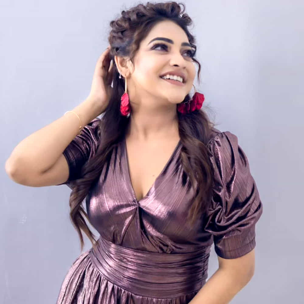 భవిష్యత్ ప్రాజెక్టుల గురించి ప్రస్తావిస్తూ, ప్రస్తుతం కామాఖ్య అనే సినిమాలో మంచి పాత్రలో నటిస్తున్నానని తెలిపింది. ప్రైమ్కు శోభిత గారితో చేసిన ఒక సినిమా రిలీజ్ అయ్యిందని, అయితే దేవి అండ్ డాని సినిమాలో తన సీన్స్ చాలావరకు కట్ అయ్యాయని తెలిపింది. ఒక వెబ్ సిరీస్ చేస్తున్నానని, తన యూట్యూబ్ ఛానెల్ ఐషు ముచ్చట్లు కోసం కూడా ప్రణాళికలు రచిస్తున్నానని తెలిపింది. బిగ్ బాస్ ఆఫర్ వచ్చిందని, ఇంటర్వ్యూలు కూడా జరిగాయని, అయితే ఇంట్లోకి ఎందుకు పిలవలేదో తనకు తెలియదని అన్నారు. బిగ్ బాస్ అంటే తన తల్లికి, తమ్ముడికి చాలా ఇష్టమని, వారి కోసమైనా వెళ్లాలనుకుంటేనని చెప్పుకొచ్చింది.