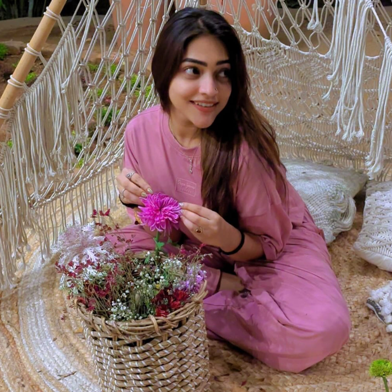 జబర్దస్త్, శ్రీదేవి డ్రామా కంపెనీ షోస్ ద్వారా చాలా మంది పాపులర్ అయ్యారు. వారిలో ఐశ్వర్య ఒకరు. ఈ అందాల భామ క్యూట్ నెస్ తో ఎంతో మంది అభిమానులను సొంతం చేసుకుంది. కాగా గతంలో ఓ ఇంటర్వ్యూలో ఐశ్వర్య ఆసక్తికర కామెంట్స్ చేసింది. అలాగే తన వ్యక్తిగత విషయాల గురించి ఆసక్తికర విషయాలను పంచుకుంది. తెలుగు పరిశ్రమకు చెందిన ఒక నటి తన వ్యక్తిగత, వృత్తిపరమైన జీవితంలోని కీలక అంశాలను ఓ ఇంటర్వ్యూలో పంచుకుంది. నాతో నేను చిత్రం ప్రమోషన్ల సందర్భంగా జరిగిన ఒక స్కిట్ కారణంగా తన రిలేషన్ షిప్ బాగా వైరల్ అయ్యిందని, దీనిపై చాలామంది తమది నిజమైన సంబంధం అనుకున్నారని, కొందరు పెళ్లి కూడా అయ్యిందని పొరబడ్డారని ఐశ్వర్య తెలిపింది.