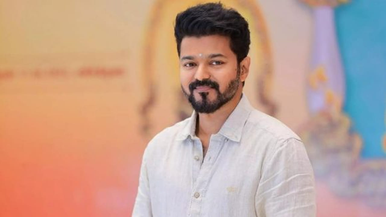 తమిళ రాజకీయల్లో దళపతి విజయ్ సృష్టించిన సంచలనం ఇప్పుడు దక్షిణాది అంతటా హాట్ టాపిక్‌గా మారింది. కేవలం వెండితెరపైనే కాదు, ప్రజాక్షేత్రంలోనూ తిరుగులేని నాయకుడిగా విజయ్ నిరూపించుకున్నారు. తన పార్టీ 'తమిళగ వెట్రి కళగం' (TVK) సాధించిన విజయంతో అభిమానుల సంబరాలకు హద్దు లేకుండా పోయింది. ఈ నేపథ్యంలో సోషల్ మీడియా వేదికగా ఫ్యాన్స్ చేస్తున్న ఒక డిమాండ్ ఇప్పుడు ఆన్‌లైన్‌లో రచ్చ చేస్తోంది. 