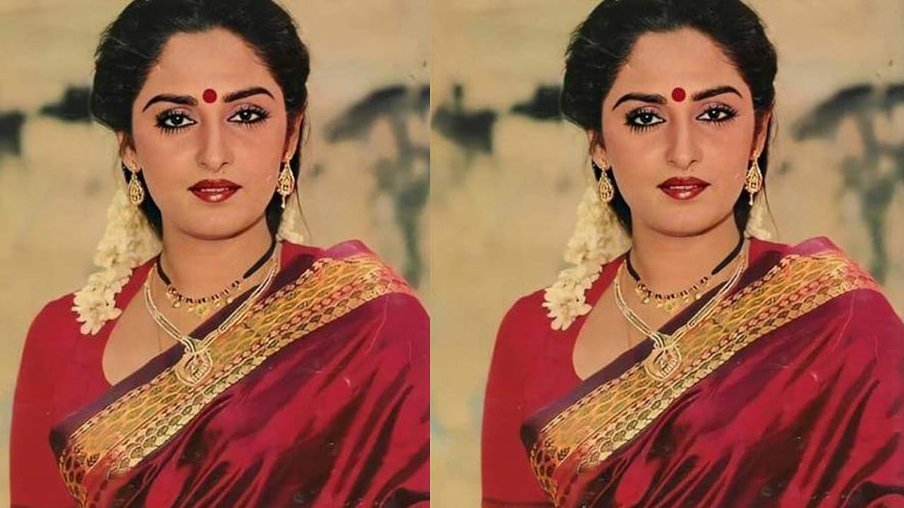  నటన పట్ల ఆయనకున్న అంకితభావం అనితరసాధ్యం. పౌరాణిక పాత్రల కోసం భారీ కిరీటాలు, విగ్గులు ధరించినప్పుడు, షూటింగ్ బ్రేక్‌లో కూడా వాటిని తొలగించేవారు కాదు అని అన్నారు. "మనం అయితే కాసేపు కిరీటం తీసి విశ్రాంతి తీసుకోవాలని అనుకుంటాం, కానీ ఆయన మాత్రం 24 గంటలు ఆ గెటప్‌లోనే ఉండేవారు" అని జయప్రద అన్నారు. తనే ఆ పాత్రగా మారి జీవం పోయడం ఎన్టీఆర్ కే సాధ్యమని ఆమె గుర్తు చేసుకున్నారు. కృష్ణుడు, దుర్యోధనుడు, వెంకటేశ్వర స్వామి ఇలా ఏ పాత్ర చేసినా దానికి నిండుతనాన్ని తీసుకువచ్చిన లెజెండ్ ఎన్టీఆర్ . ఆయన నుంచి క్రమశిక్షణ, సమయపాలన మరియు తోటివారిని గౌరవించడం వంటి లక్షణాలను నేటి తరం నేర్చుకోవాలని జయప్రద తెలిపారు. ఆయన నటనకు కేవలం ఒక నటుడు మాత్రమే కాదు, నటనకే పాఠాలు నేర్పిన గురువు అని ఆమె చెప్పుకొచ్చారు.