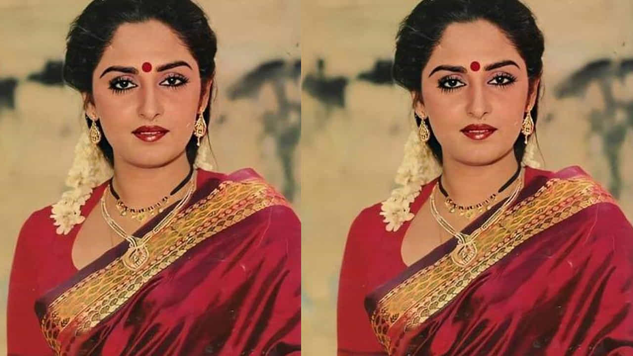 నటన పట్ల ఆయనకున్న అంకితభావం అనితరసాధ్యం. పౌరాణిక పాత్రల కోసం భారీ కిరీటాలు, విగ్గులు ధరించినప్పుడు, షూటింగ్ బ్రేక్లో కూడా వాటిని తొలగించేవారు కాదు అని అన్నారు. "మనం అయితే కాసేపు కిరీటం తీసి విశ్రాంతి తీసుకోవాలని అనుకుంటాం, కానీ ఆయన మాత్రం 24 గంటలు ఆ గెటప్లోనే ఉండేవారు" అని జయప్రద అన్నారు. తనే ఆ పాత్రగా మారి జీవం పోయడం ఎన్టీఆర్ కే సాధ్యమని ఆమె గుర్తు చేసుకున్నారు. కృష్ణుడు, దుర్యోధనుడు, వెంకటేశ్వర స్వామి ఇలా ఏ పాత్ర చేసినా దానికి నిండుతనాన్ని తీసుకువచ్చిన లెజెండ్ ఎన్టీఆర్ . ఆయన నుంచి క్రమశిక్షణ, సమయపాలన మరియు తోటివారిని గౌరవించడం వంటి లక్షణాలను నేటి తరం నేర్చుకోవాలని జయప్రద తెలిపారు. ఆయన నటనకు కేవలం ఒక నటుడు మాత్రమే కాదు, నటనకే పాఠాలు నేర్పిన గురువు అని ఆమె చెప్పుకొచ్చారు.