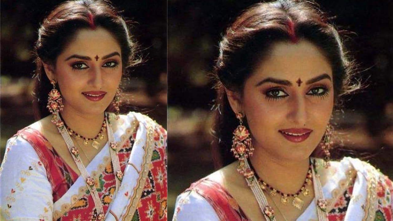 సినిమాల్లో శిఖరాగ్రాన ఉన్నప్పుడే ఆమె రాజకీయాల్లోకి ప్రవేశించారు. ఎన్టీఆర్ ఆహ్వానం మేరకు 1994లో తెలుగుదేశం పార్టీలో చేరారు. తర్వాతి కాలంలో ఉత్తరప్రదేశ్‌కు తన రాజకీయ వేదికను మార్చుకుని, సమాజ్ వాదీ పార్టీ తరపున రాంపూర్ నియోజకవర్గం నుండి రెండుసార్లు లోక్‌సభ సభ్యురాలిగా (MP) ఎన్నికయ్యారు. ప్రస్తుతం ఆమె భారతీయ జనతా పార్టీ లో కొనసాగుతున్నారు. సాగర సంగమం, సిరి సిరి మువ్వ, అడవి రాముడు, యమగోల, మేఘసందేశం, దేవత వంటి చిత్రాలు జయప్రద కెరీర్ లో మర్చిపోలేని తెలుగు సినిమాలు. అలాగే సర్గమ్, షరాబీ, సంజోగ్, ఆఖ్రీ రాస్తా గుర్తింపు తెచ్చిపెట్టాయి. 