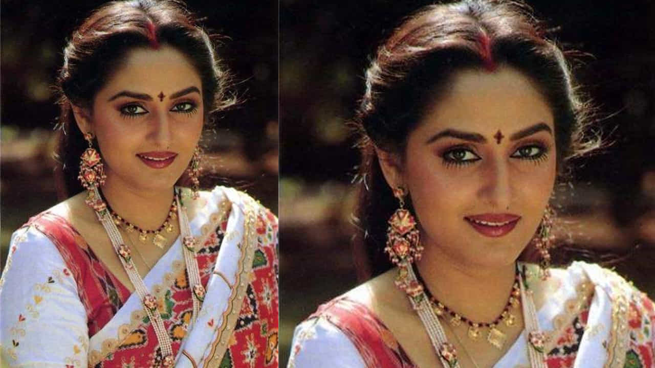 సినిమాల్లో శిఖరాగ్రాన ఉన్నప్పుడే ఆమె రాజకీయాల్లోకి ప్రవేశించారు. ఎన్టీఆర్ ఆహ్వానం మేరకు 1994లో తెలుగుదేశం పార్టీలో చేరారు. తర్వాతి కాలంలో ఉత్తరప్రదేశ్కు తన రాజకీయ వేదికను మార్చుకుని, సమాజ్ వాదీ పార్టీ తరపున రాంపూర్ నియోజకవర్గం నుండి రెండుసార్లు లోక్సభ సభ్యురాలిగా (MP) ఎన్నికయ్యారు. ప్రస్తుతం ఆమె భారతీయ జనతా పార్టీ లో కొనసాగుతున్నారు. సాగర సంగమం, సిరి సిరి మువ్వ, అడవి రాముడు, యమగోల, మేఘసందేశం, దేవత వంటి చిత్రాలు జయప్రద కెరీర్ లో మర్చిపోలేని తెలుగు సినిమాలు. అలాగే సర్గమ్, షరాబీ, సంజోగ్, ఆఖ్రీ రాస్తా గుర్తింపు తెచ్చిపెట్టాయి.